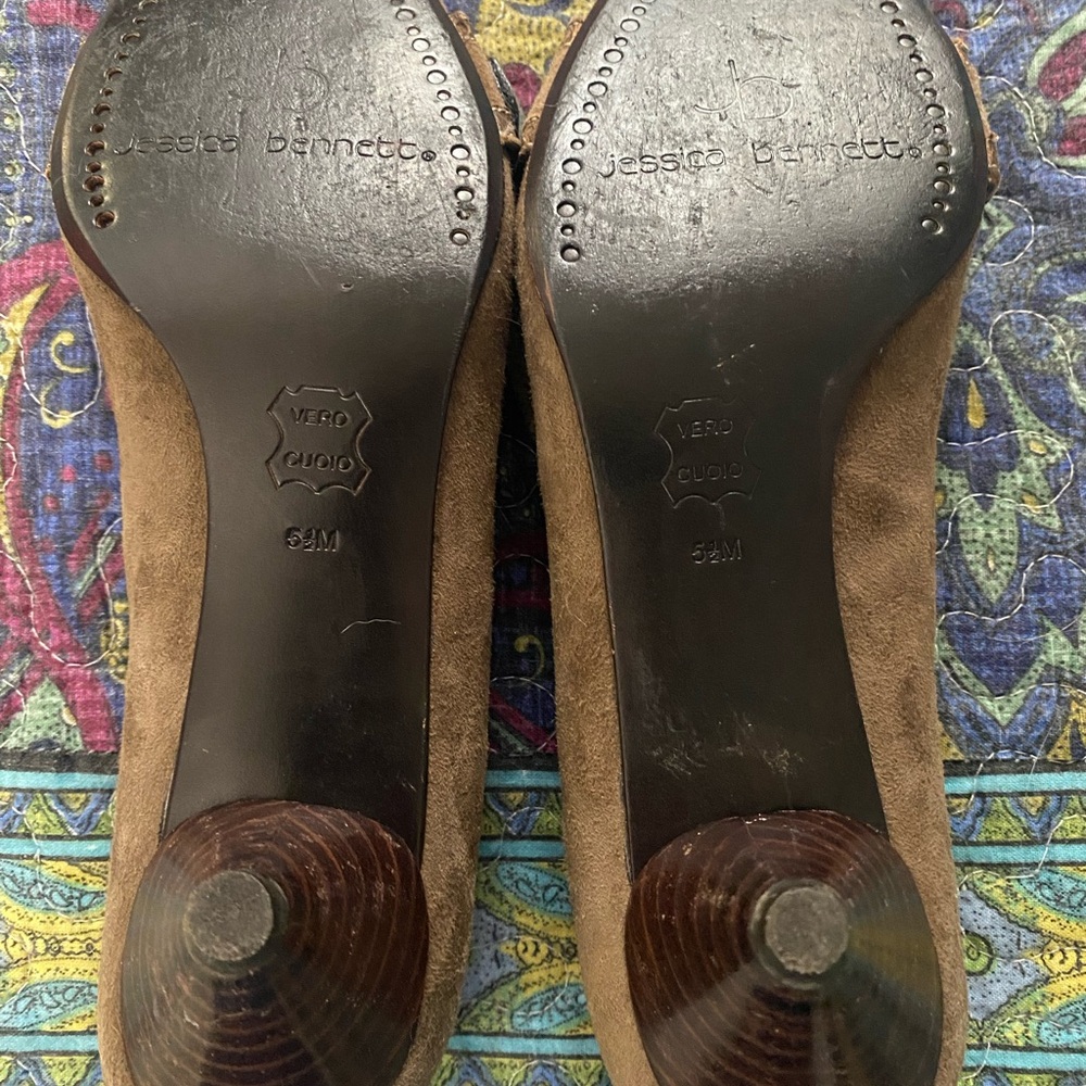 Chic Brown Suede shoes with Kitten Heels - Picture 8 of 9